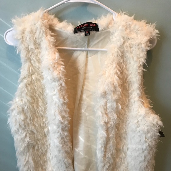 Active USA Cropped Faux Fur Vest - Picture 1 of 4